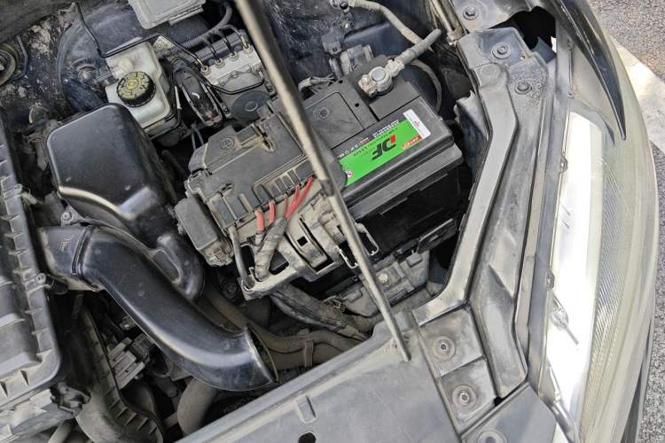 Used Volkswagen Santana 2015 1.6L Manual Fashion Edition Engine Bay Left