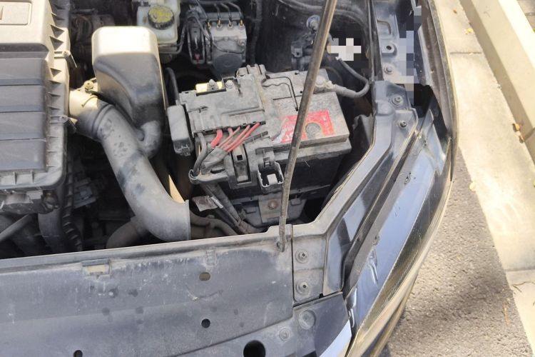 Used Volkswagen Santana 2015 1.6L Manual Comfort Edition Engine Bay Left