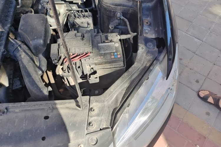 Used Volkswagen Santana 2015 1.6L Manual Fashion Edition Engine Bay Left