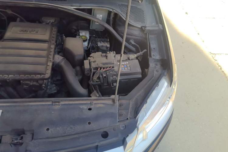 Used Volkswagen Santana 2015 1.6L Manual Comfort Edition Engine Bay Left