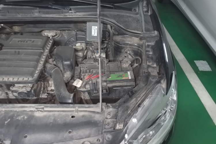 Used Volkswagen Santana 2015 1.6L Manual Fashion Edition Engine Bay Left