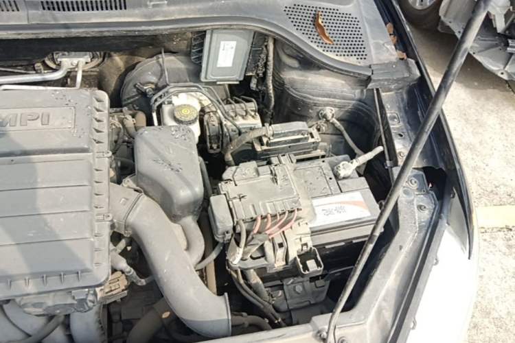 Used Volkswagen Santana 2015 1.6L Automatic Luxury Edition Engine Bay Left