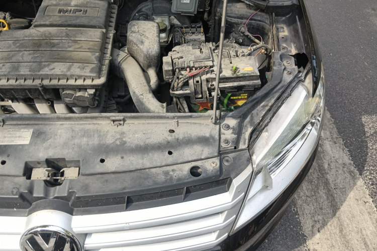 Used Volkswagen Santana 2015 1.6L Manual Fashion Edition Engine Bay Left