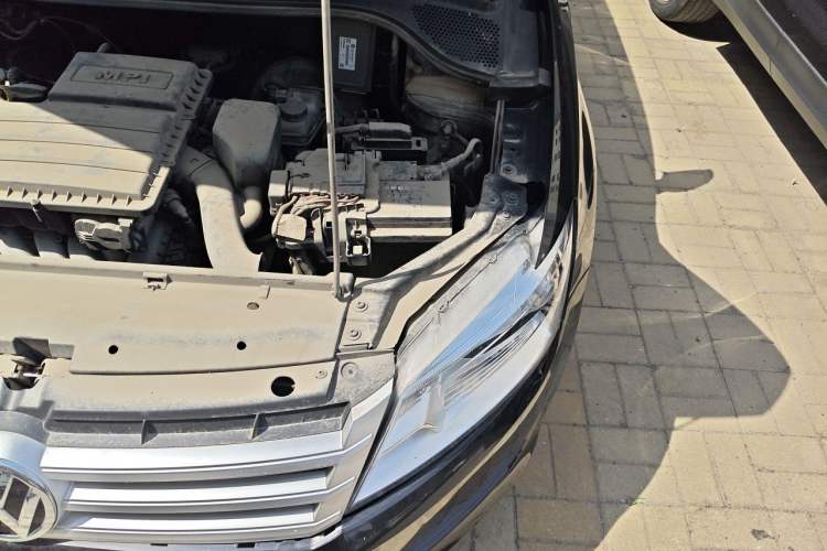 Used Volkswagen Santana 2015 1.6L Automatic Fashion Edition Engine Bay Left
