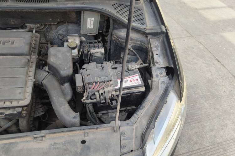 Used Volkswagen Santana 2015 1.6L Manual Comfort Edition Engine Bay Left