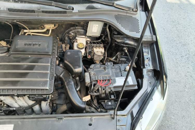 Used Volkswagen Santana 2015 1.6L Manual Fashion Edition Engine Bay Left