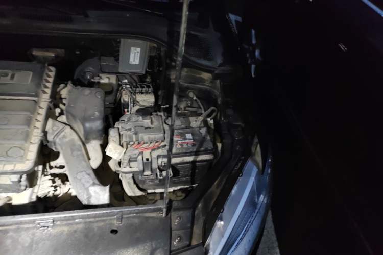 Used Volkswagen Santana 2015 1.6L Manual Fashion Edition Engine Bay Left