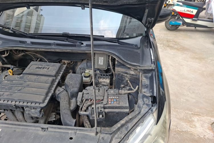 Used Volkswagen Santana 2015 1.4L Manual Comfort Edition Engine Bay Left