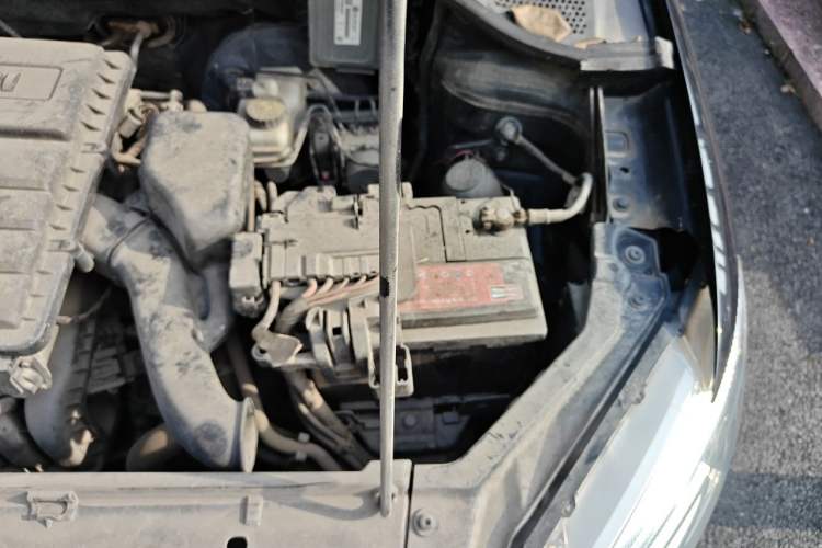 Used Volkswagen Santana 2015 1.6L Manual Fashion Edition Engine Bay Left