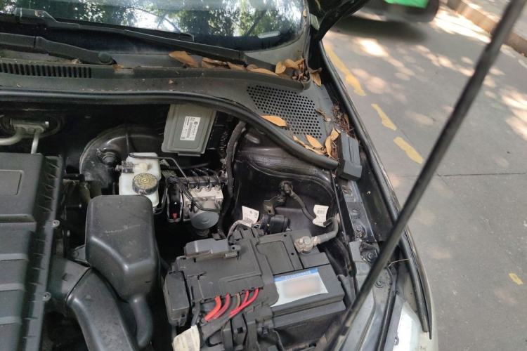 Used Volkswagen Santana 2015 1.6L Manual Fashion Edition Engine Bay Left