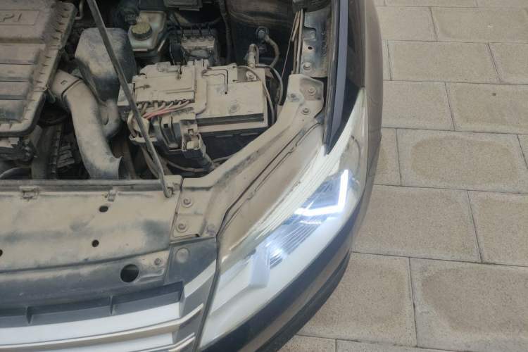 Used Volkswagen Santana 2015 1.4L Manual Fashion Edition Engine Bay Left