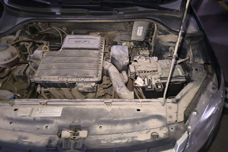 Used Volkswagen Santana 2015 1.6L Manual Comfort Edition Engine Bay Left