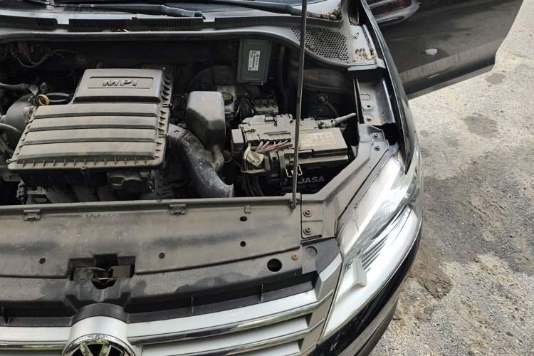 Used Volkswagen Santana 2015 1.6L Manual Comfort Edition Engine Bay Left