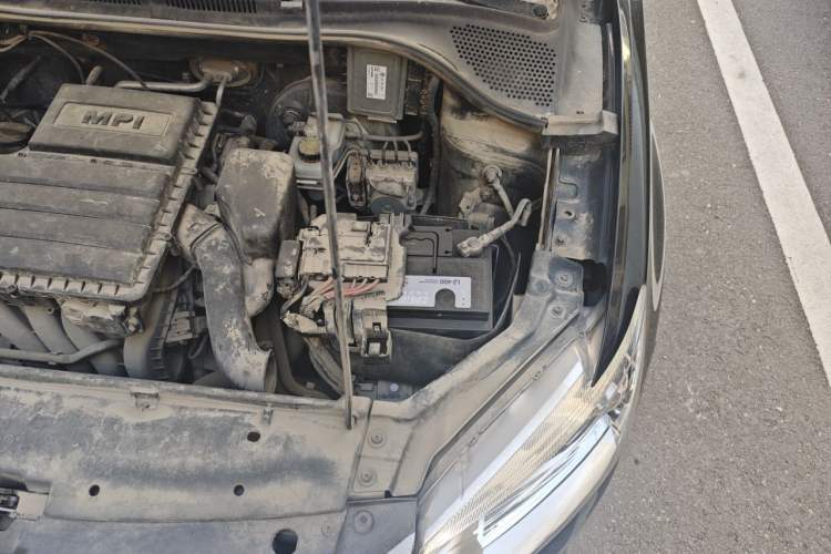 Used Volkswagen Santana 2015 1.6L Manual Fashion Edition Engine Bay Left