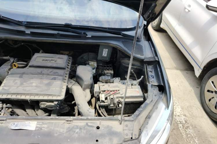Used Volkswagen Santana 2015 1.6L Manual Fashion Edition Engine Bay Left