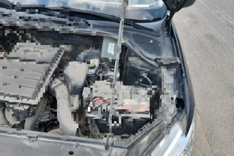 Used Volkswagen Santana 2015 1.6L Manual Fashion Edition Engine Bay Left