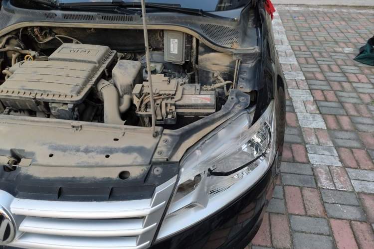 Used Volkswagen Santana 2015 1.6L Manual Fashion Edition Engine Bay Left