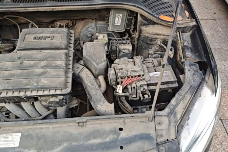 Used Volkswagen Santana 2015 1.6L Manual Comfort Edition Engine Bay Left