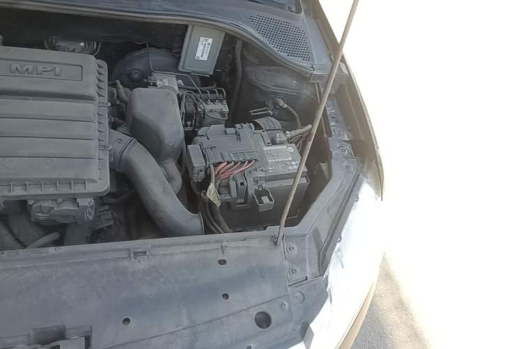 Used Volkswagen Santana 2015 1.6L Manual Fashion Edition Engine Bay Left