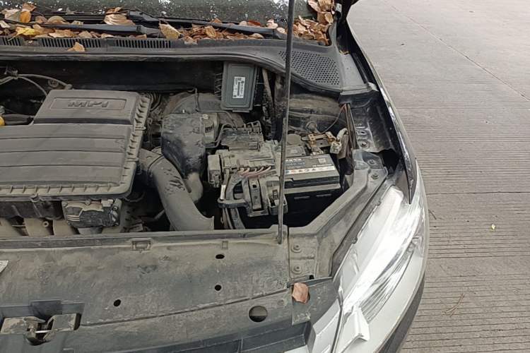 Used Volkswagen Santana 2015 1.6L Manual Fashion Edition Engine Bay Left