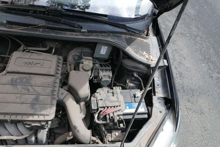 Used Volkswagen Santana 2015 1.6L Manual Fashion Edition Engine Bay Left