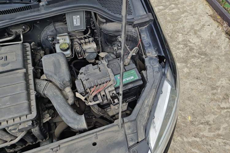 Used Volkswagen Santana 2015 1.4L Manual Comfort Edition Engine Bay Left