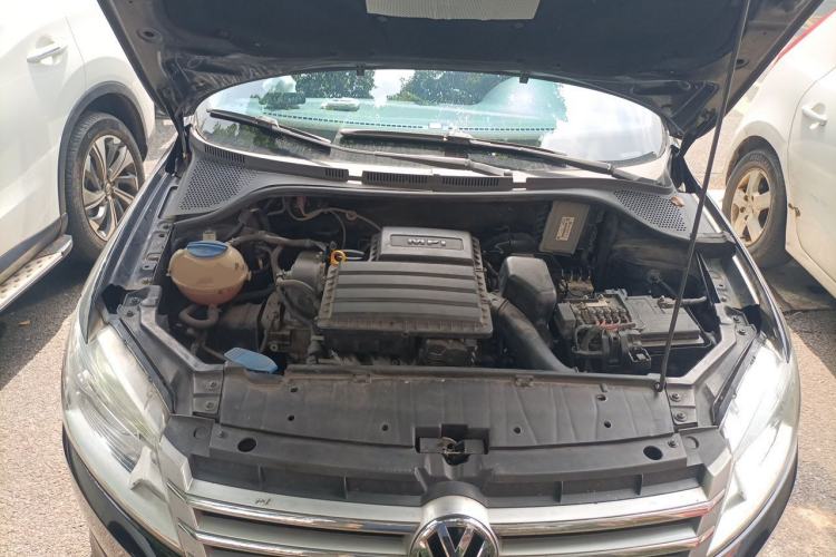 Used Volkswagen Santana 2015 1.6L Manual Comfort Edition Engine Bay
