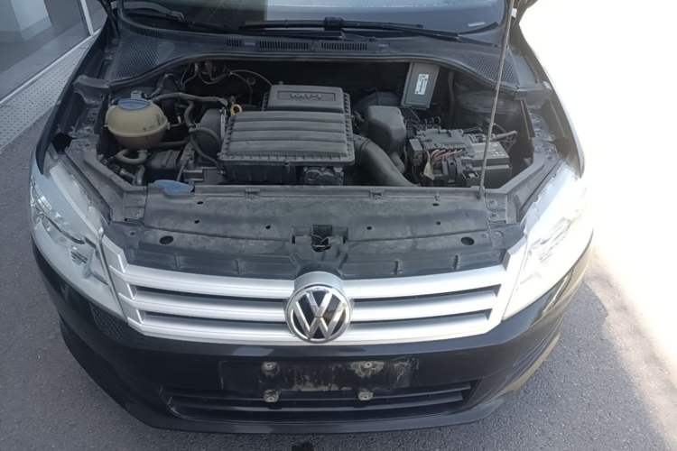 Used Volkswagen Santana 2015 1.6L Manual Fashion Edition Engine Bay