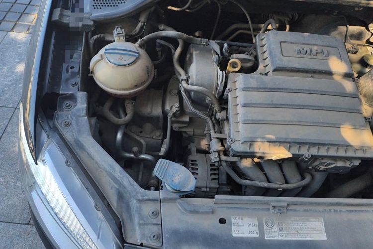 Used Volkswagen Santana 2015 1.6L Manual Fashion Edition Engine Bay Right