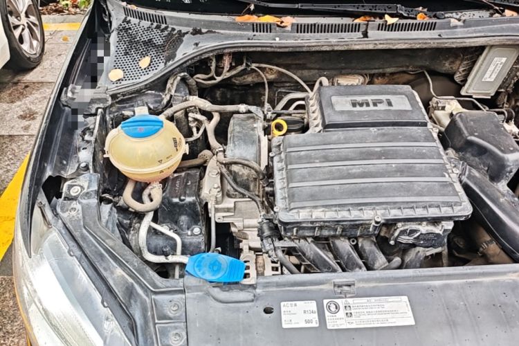 Used Volkswagen Santana 2015 1.6L Manual Comfort Edition Engine Bay Right