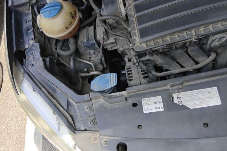 Used Volkswagen Santana 2015 1.6L Manual Fashion Edition Engine Bay Right