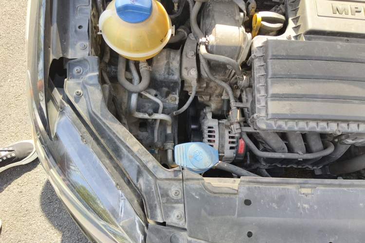 Used Volkswagen Santana 2015 1.6L Manual Comfort Edition Engine Bay Right