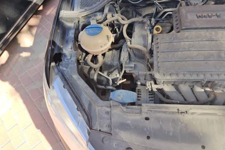 Used Volkswagen Santana 2015 1.6L Manual Fashion Edition Engine Bay Right