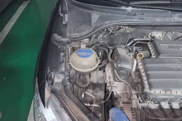 Used Volkswagen Santana 2015 1.6L Manual Fashion Edition Engine Bay Right