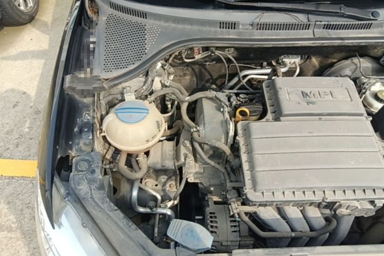 Used Volkswagen Santana 2015 1.6L Automatic Luxury Edition Engine Bay Right