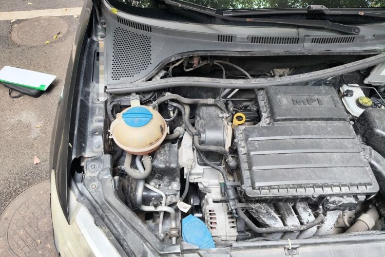 Used Volkswagen Santana 2015 1.6L Automatic Fashion Edition Engine Bay Right