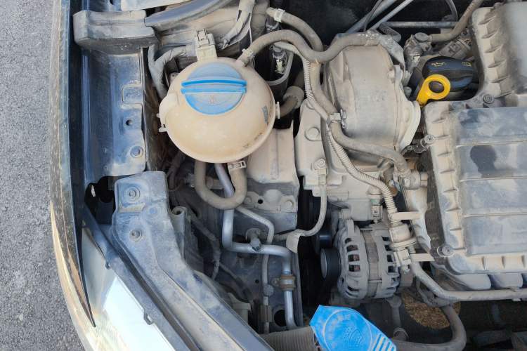 Used Volkswagen Santana 2015 1.6L Manual Comfort Edition Engine Bay Right