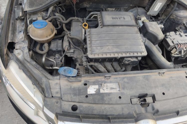 Used Volkswagen Santana 2015 1.6L Manual Comfort Edition Engine Bay Right
