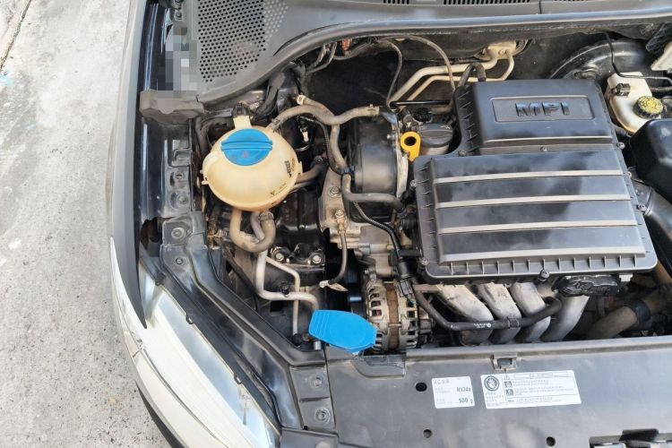 Used Volkswagen Santana 2015 1.6L Manual Fashion Edition Engine Bay Right
