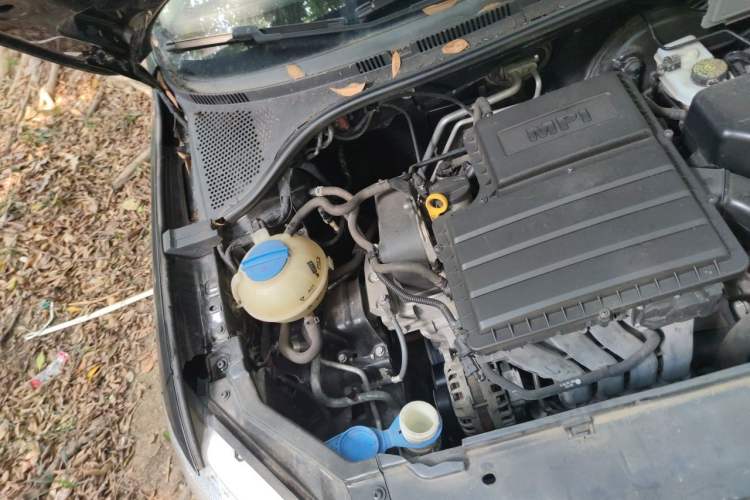Used Volkswagen Santana 2015 1.6L Manual Fashion Edition Engine Bay Right