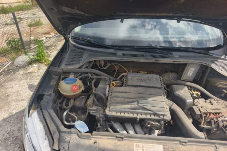 Used Volkswagen Santana 2015 1.6L Manual Comfort Edition Engine Bay Right