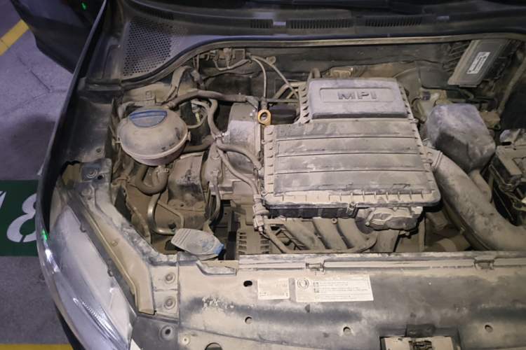 Used Volkswagen Santana 2015 1.6L Manual Comfort Edition Engine Bay Right