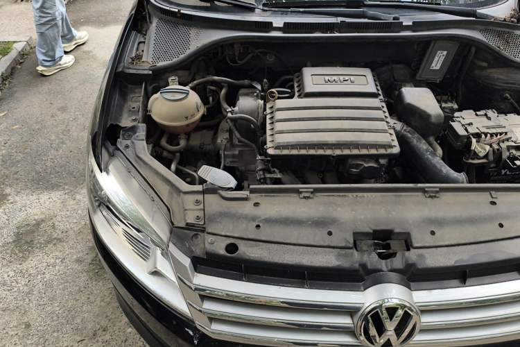 Used Volkswagen Santana 2015 1.6L Manual Comfort Edition Engine Bay Right