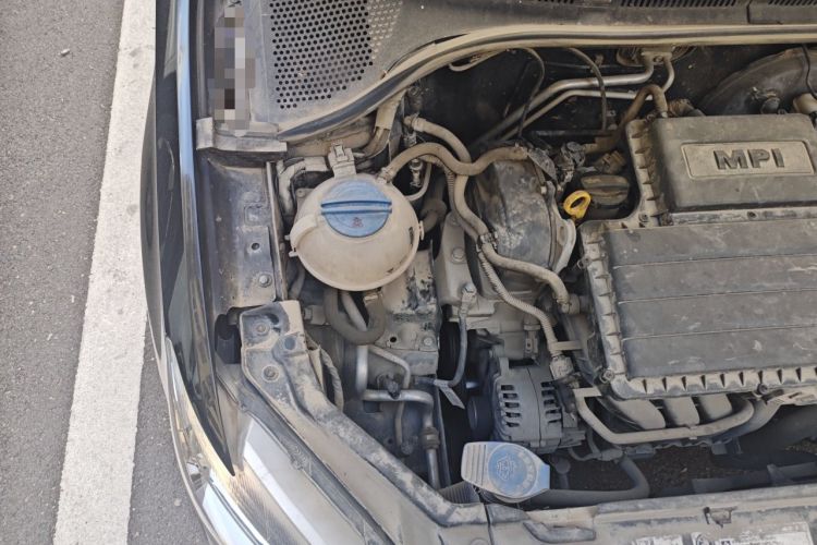 Used Volkswagen Santana 2015 1.6L Manual Fashion Edition Engine Bay Right