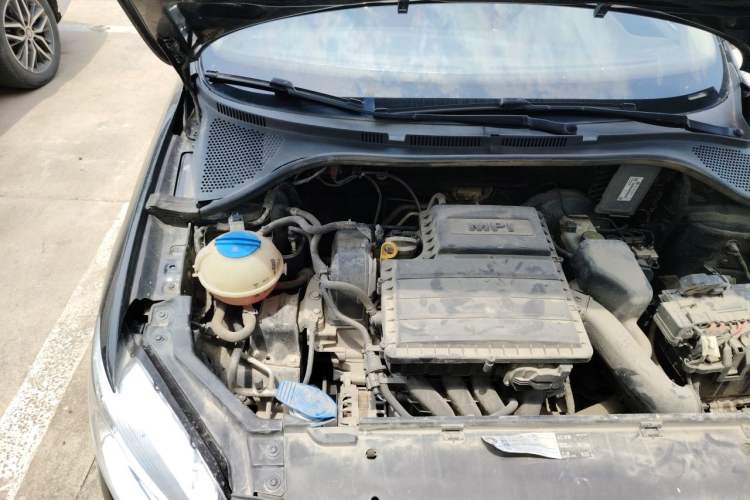 Used Volkswagen Santana 2015 1.6L Manual Fashion Edition Engine Bay Right