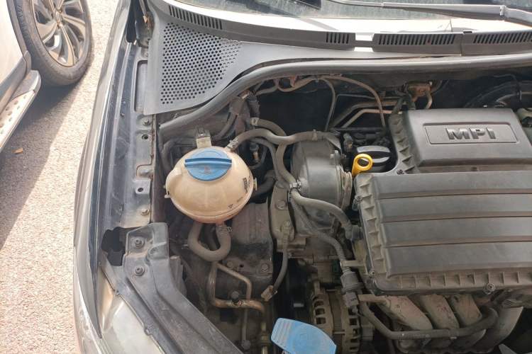 Used Volkswagen Santana 2015 1.6L Manual Comfort Edition Engine Bay Right