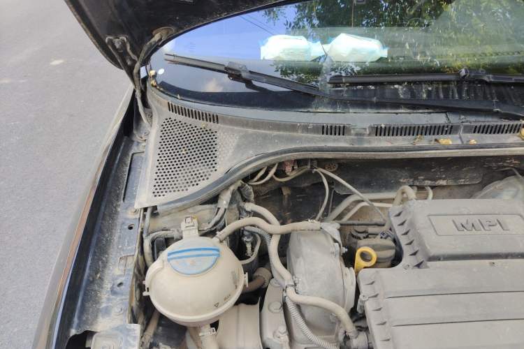 Used Volkswagen Santana 2015 1.4L Manual Fashion Edition Engine Bay Right