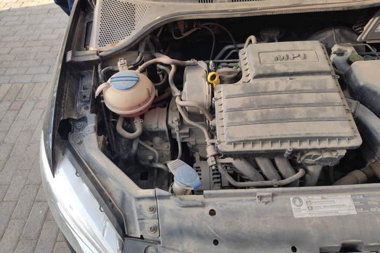 Used Volkswagen Santana 2015 1.6L Manual Fashion Edition Engine Bay Right
