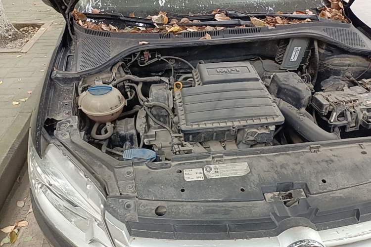 Used Volkswagen Santana 2015 1.6L Manual Fashion Edition Engine Bay Right