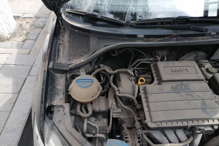Used Volkswagen Santana 2015 1.6L Manual Fashion Edition Engine Bay Right